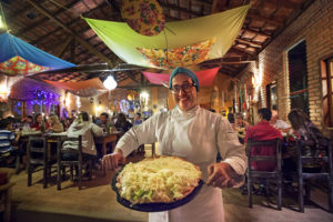 A chef Andréia Lépore com a famosa Pizza de alface